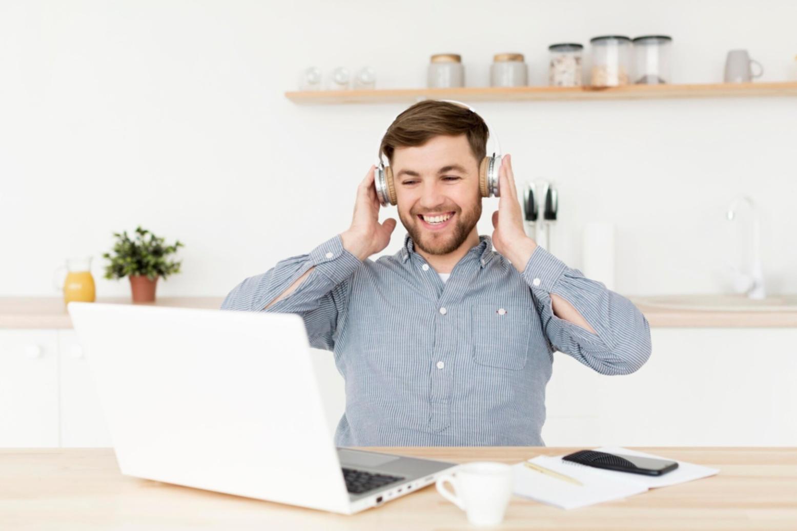 Entrepreneurs en séance de travail sur leurs finances